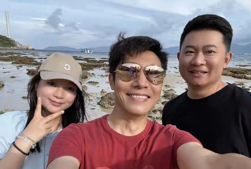 撒贝宁一家三亚度假，温馨画面羡煞旁人
近日，有网友在海南三亚幸运偶遇撒贝宁一家四