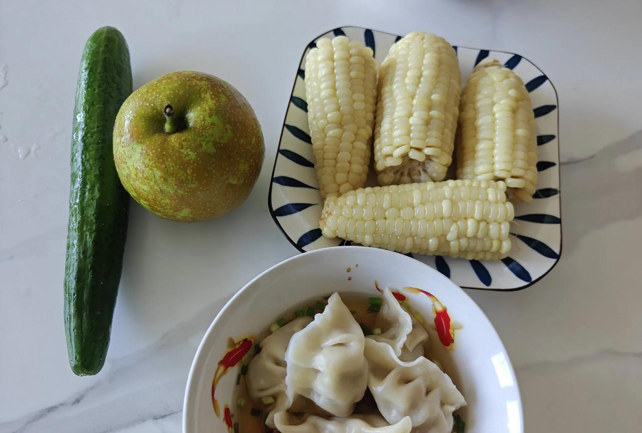 #记录我的2025#今日早餐：一碗水饺，一个玉米，吃好上班去，时间过得很快，又是