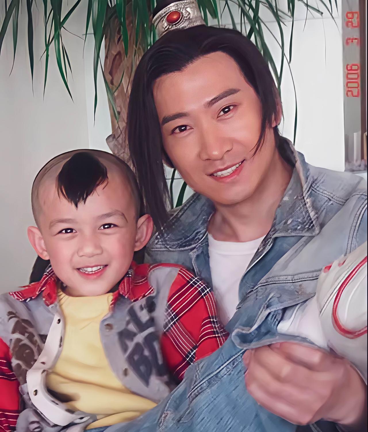 19年前，周杰在剧组抱着6岁的吴磊，留下这张合影。
吴磊是童星出道，演起戏来，从