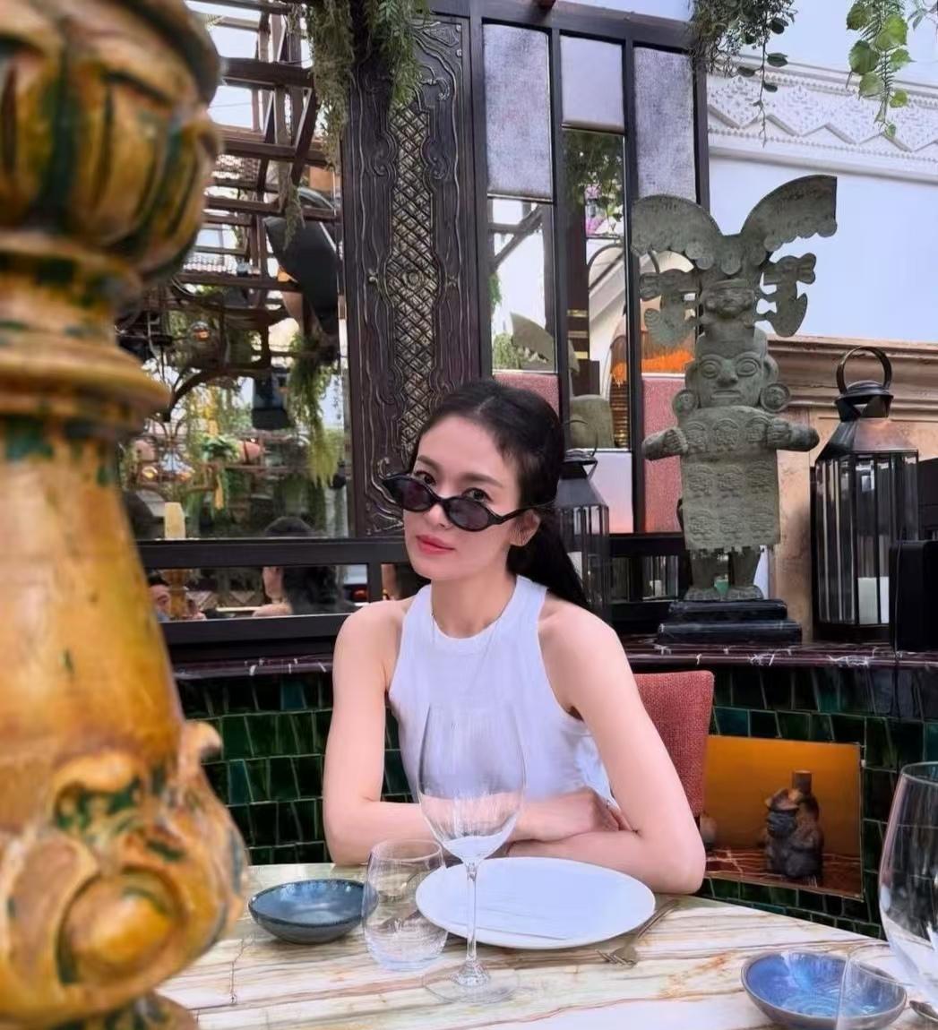 看到南韩第一美女宋慧乔的近照，我明白了一个道理。
人到了四五十岁要想显年轻，重点