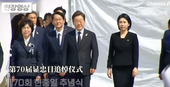 今天李在明出席韩国第70届显忠日追悼仪式！
追悼仪式现场站在第一排的代表看到他过