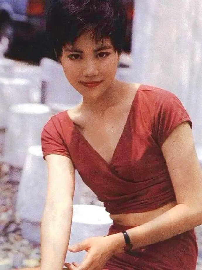 王菲老照片

20年前王菲就这么潮了，放到现在一点也不过时！ ​ ​​​