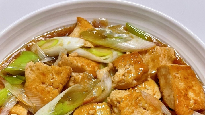 葱烧豆腐：家常烟火里的温柔滋味
