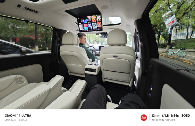 周末试驾了下mega,分享感受
先说缺点: 白色顶棚是绒布材质，手感倒是好，但是