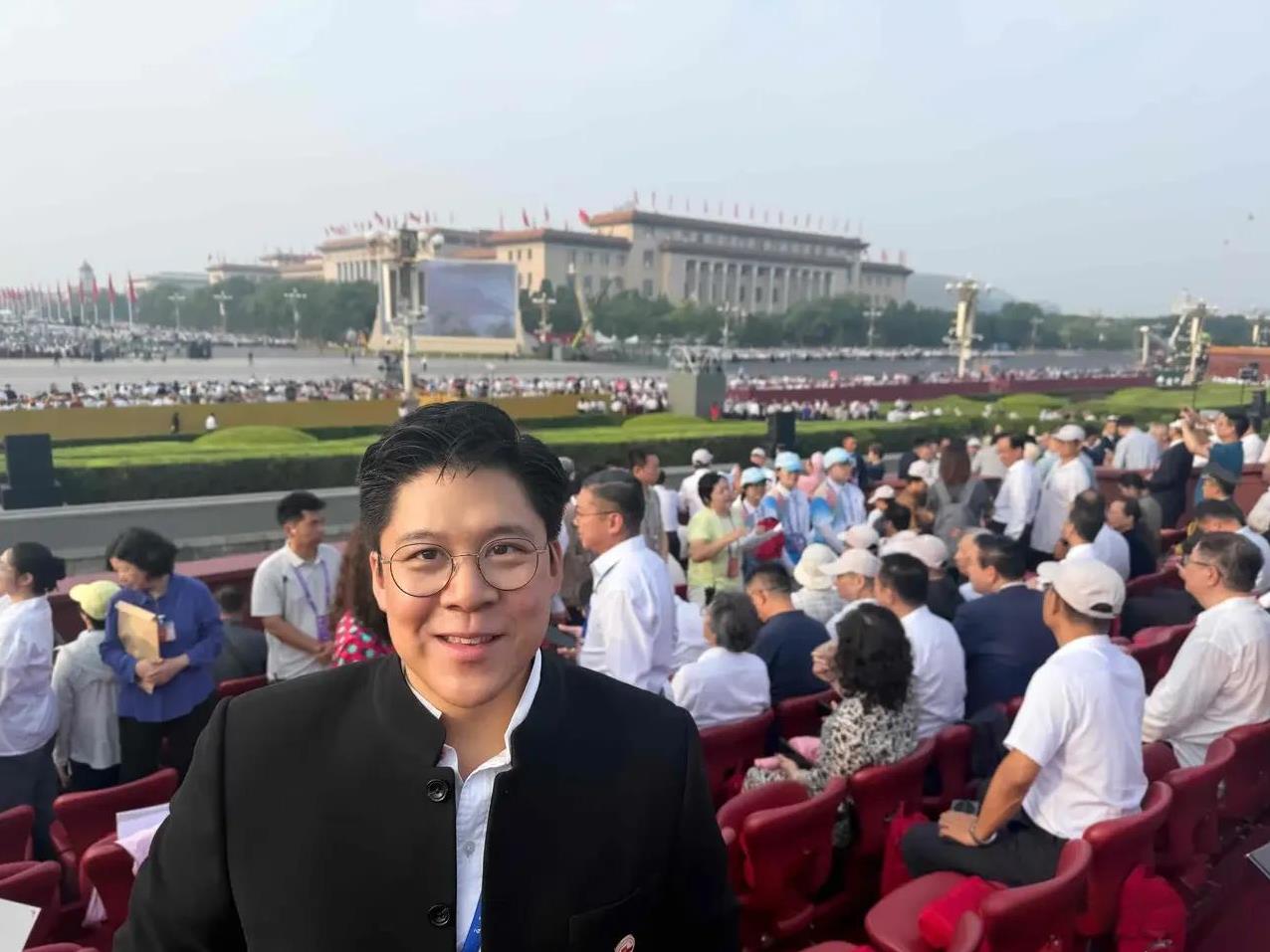 看了霍启刚观看九三阅兵仪式后发表的感言，
难怪那么多人夸他，夸霍家，
因为他的感