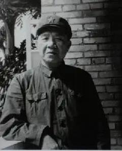 1997年，开国中将卢胜将军在病逝后，留下了一张罕见的遗容，照片中的他身穿整洁的