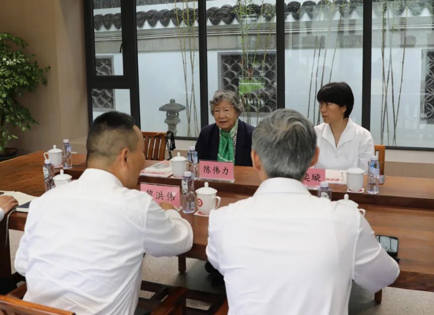 陈云的长女陈伟力近况照片：参观指导陈云纪念馆重大项目及相关工作的汇报。
时间是2