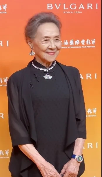章子怡do脸后不如吴彦姝自然











不敢相信！一代影后章子怡竟然