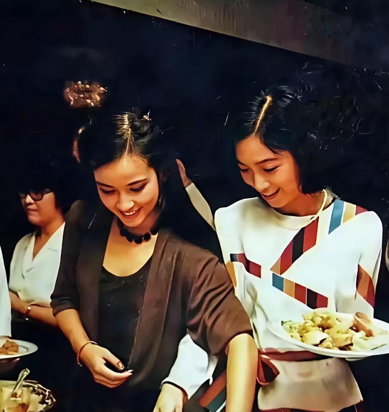 80年代的女星既漂亮又大方，当年刘晓庆和龚雪一起吃自助餐，两人穿的优雅精致但不浮