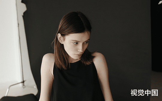 体制内爸妈坚信送礼才能办事，给我主管送礼害我被辞退后，我反手在我爸送清廉领导的茶叶里塞金条