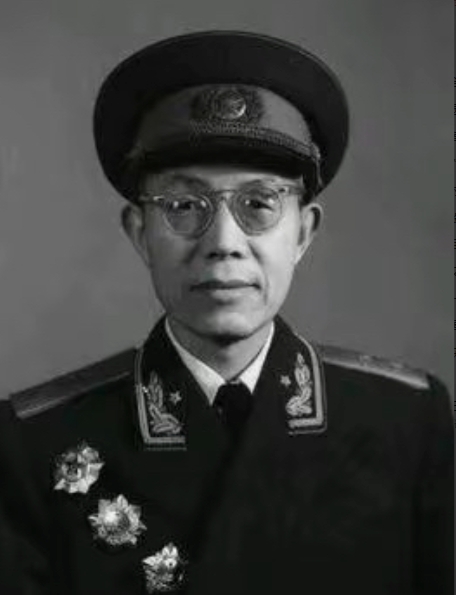 1937年，西路军侦查部长欧阳毅，在逃回延安路上，撞上东北军。对方不光没抓他，还