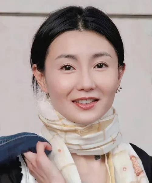 同一款发型，同一个角度，同一张脸！
再美的人也藏不住岁月的沟壑
今天看到60岁的