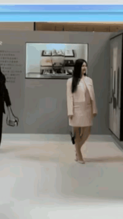 王诗龄以后会不会后悔？

因为她从来没有年轻过！

别人的15岁都是运动