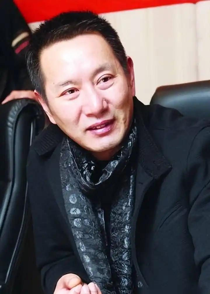 一次，记者问52岁的姚刚:“你长得浓眉大眼、英俊帅气，不结婚太可惜了！”姚刚说: