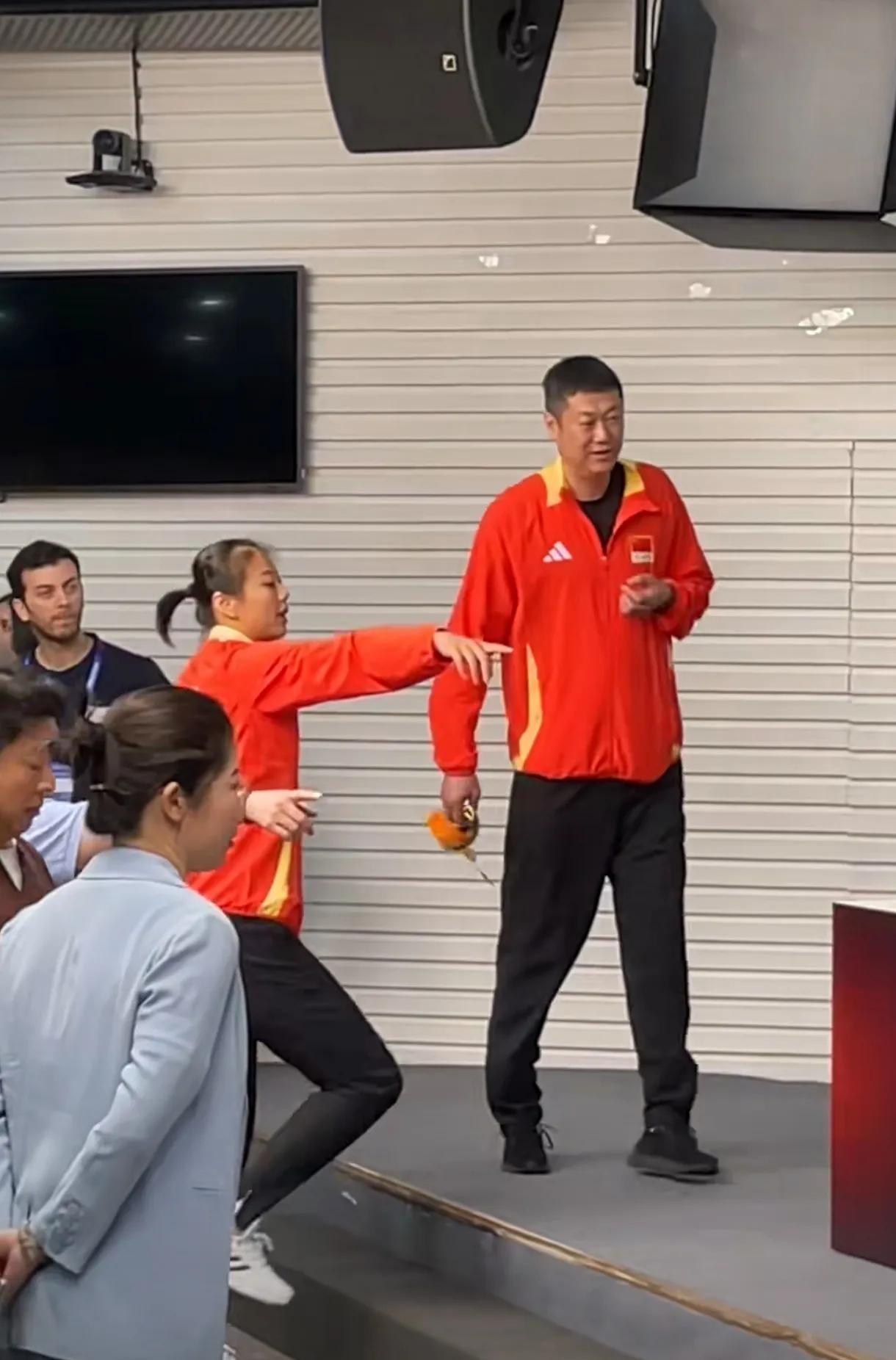“学生”赵勇，略显拘谨，坐在中间位置显得局促不安。  



这并非赵勇的本性，