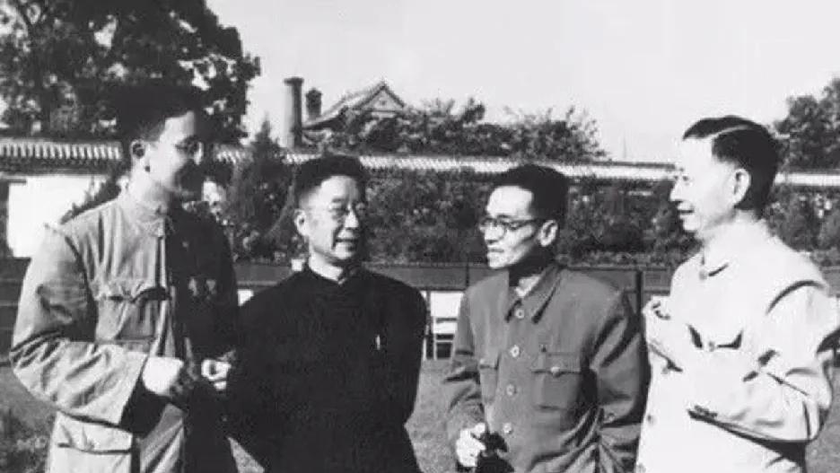 1954年9月，第一届全国人民代表大会第一次会议在北京召开。会议休息间隙，华罗庚