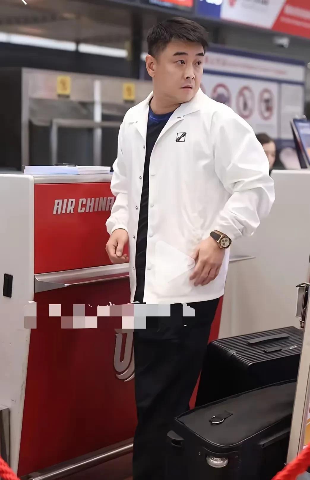 王皓指导一回北京就变帅了，脸也不黑了，变年轻了！
乒超联赛这几天还以为教练们会休