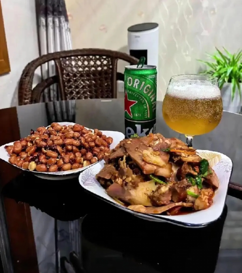 一个人点两个菜，一罐啤酒，老板收70贵吗？