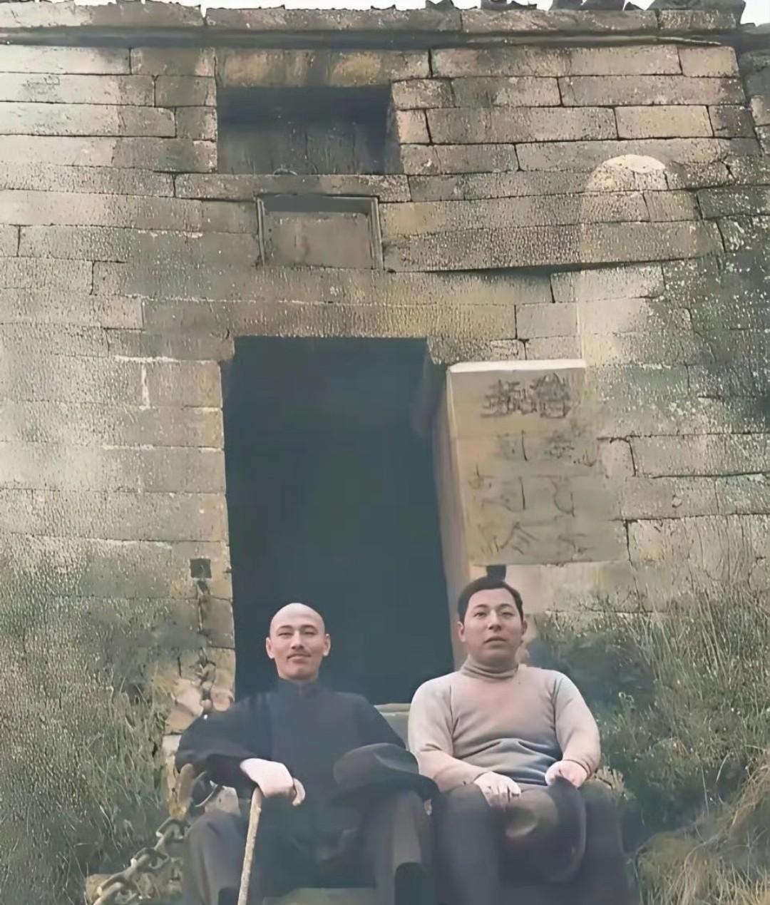 1936年，少帅和老蒋在华山的合影。
主要看，老蒋竟穿着草鞋爬山，这么简朴吗？