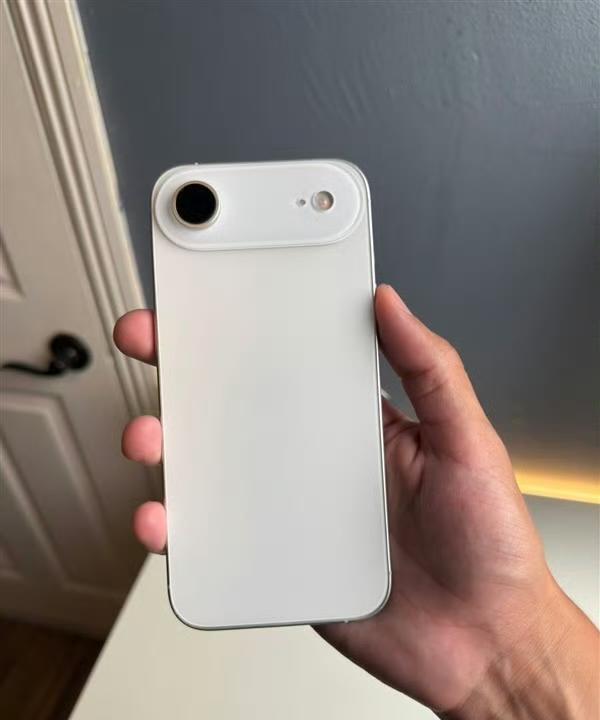 不到2个月就发布了，从目前来看，iPhone 17 Air电池容量2800，但是