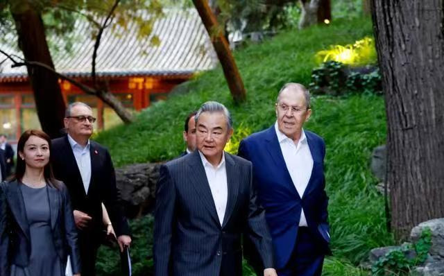 俄军机群出动 中俄会谈有结果











俄乌战事升级，背后暗藏玄机！