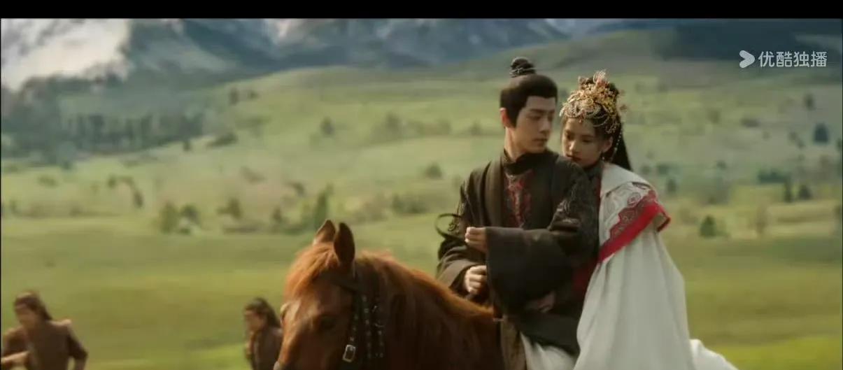 藏海和暗荼双人骑马不合理，骑马不是骑车，一般来说都是男生坐后面，女生坐在前面，这