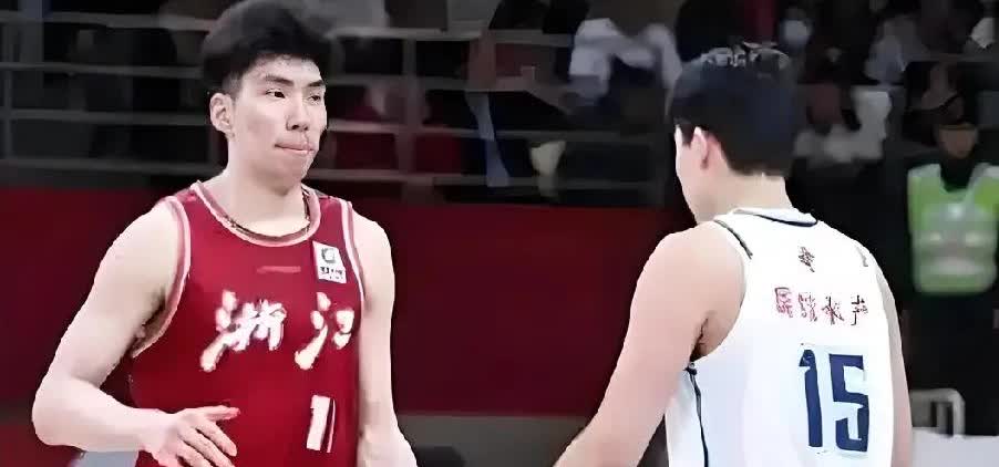 差距一目了然！杨瀚森与余嘉豪体测数据及CBA表现对比：
 年纪：杨瀚森20岁，