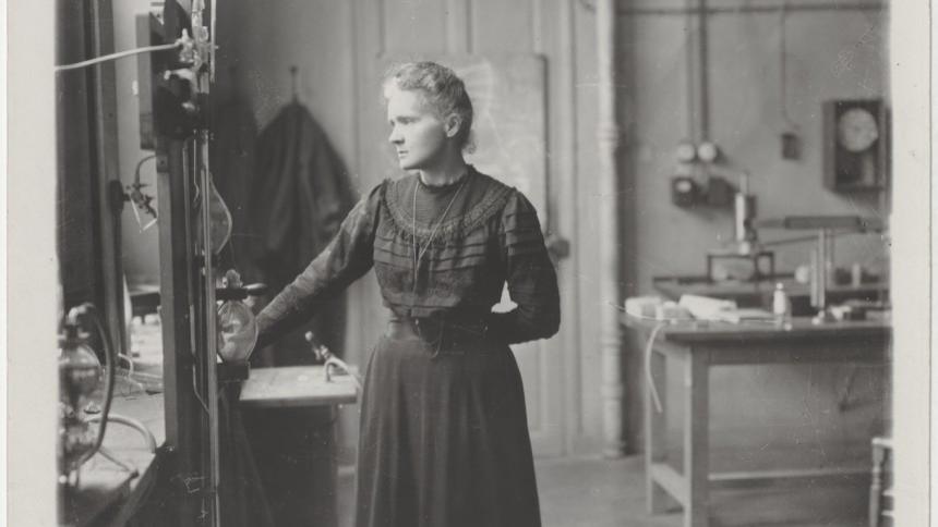 两届诺贝尔奖获得者居里夫人面对社会的歧视仍毫不退缩，成绩卓越