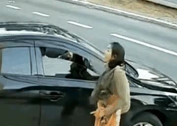 终于瞧见了，还有嫌命长之人！

视频里女子正走着路，黑色轿车突然横在面前。
