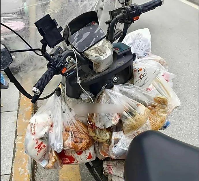送外卖小哥这样送你发财了，