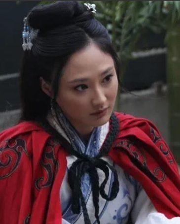 207年，曹操花重金，将被困匈奴12年的蔡文姬赎回。临行前，两个儿子拽着她的胳膊