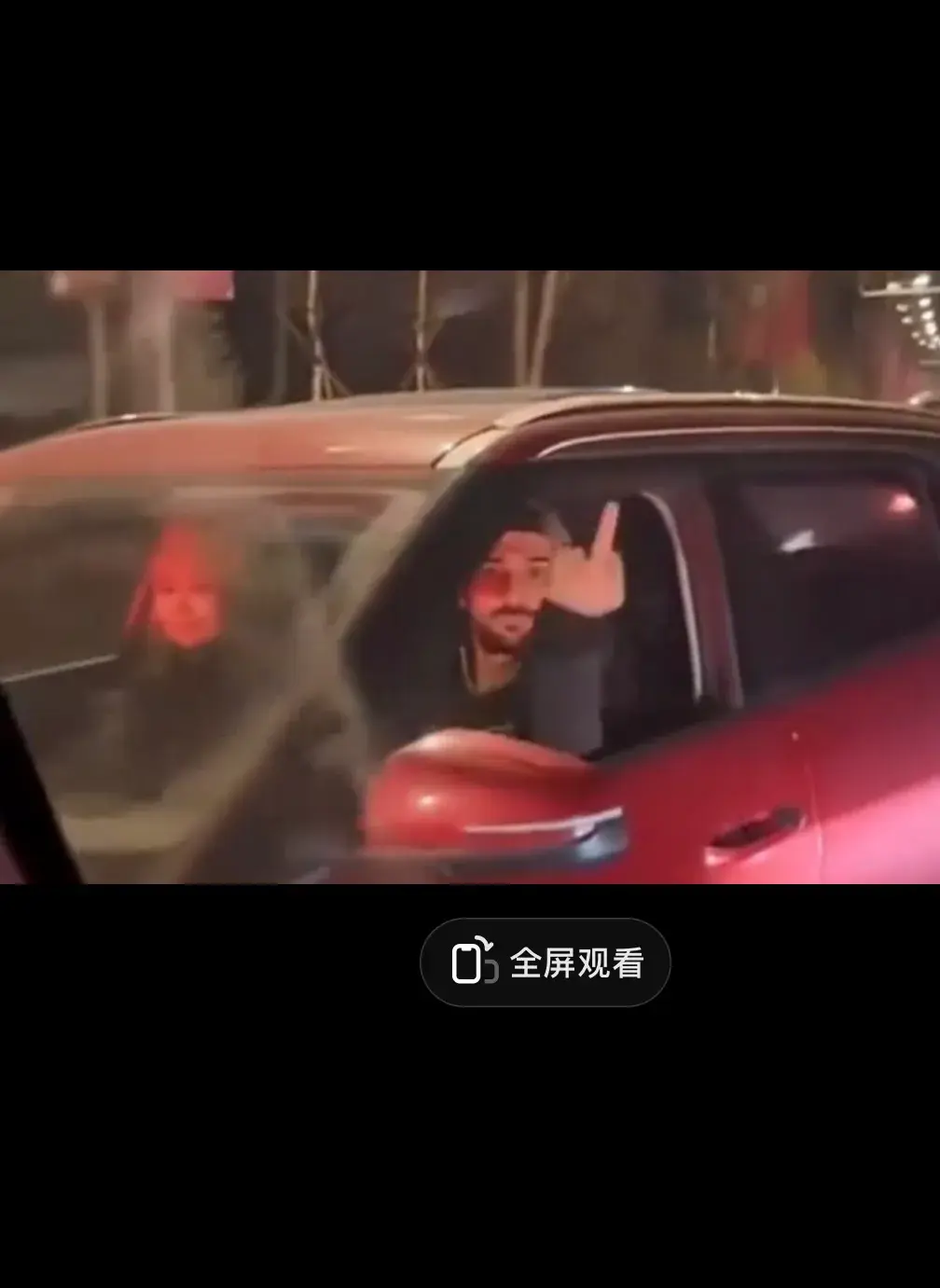 太嚣张了，老外开车逆行，还做国际手势