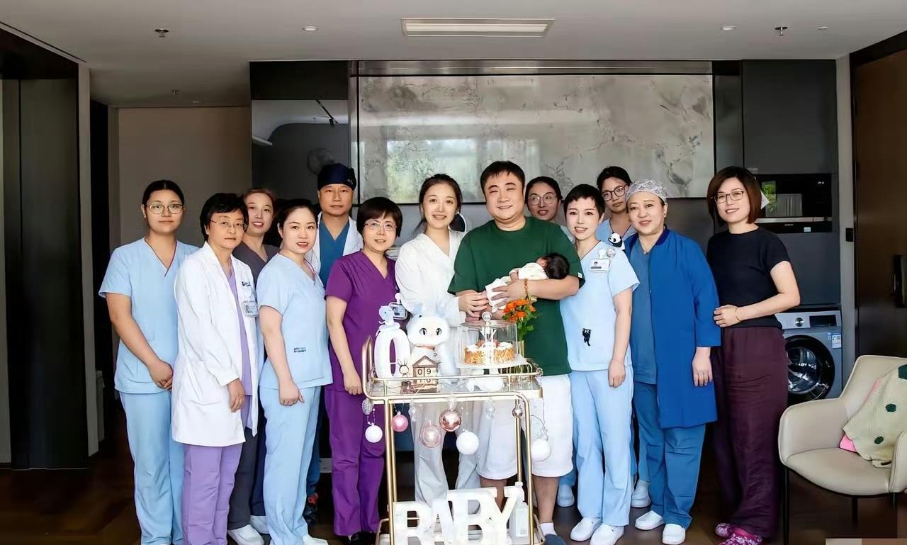 演员乔杉分享自己三胎得子，妻子配文“往后请好好照顾自己，辛苦啦男子汉！
三孩子和