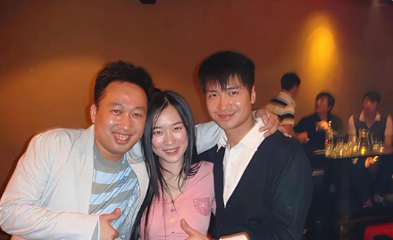 重看这张合影，才发现原来霍思燕才是多余的那一个。

