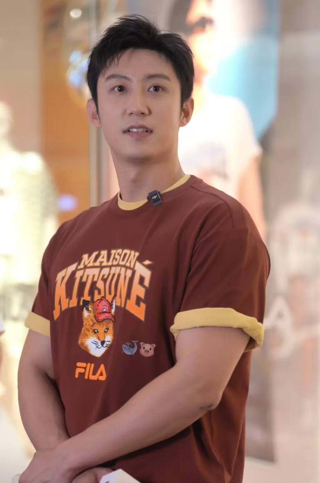 黄景瑜说：“我有一次上厕所上到一半，外面板子上突然出现一个人看着我，我快吓死了！
