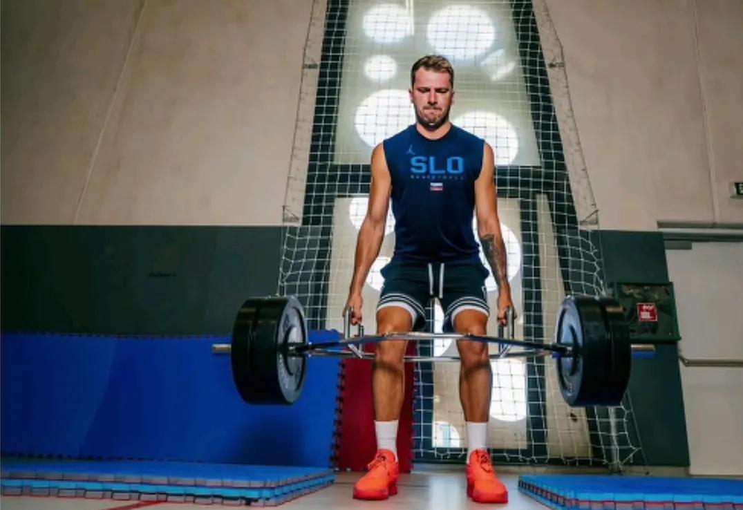 震撼！湖人队最大一笔引援宣布到位！
最近网络上流出东契奇在休赛期的一组训练照，与