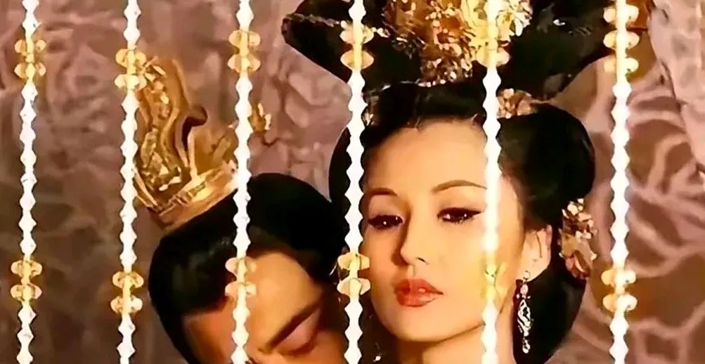 一日，后梁将军葛周正跟妖艳的小妾嬉闹，突然有一小兵求见，他便传召入内。谁知，这个