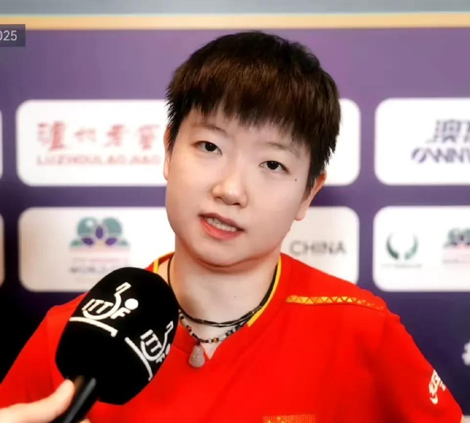 世界杯孙颖莎赛后采访大总结：
一、面对熟人周雨的采访，她表现的很淡定，很亲切。