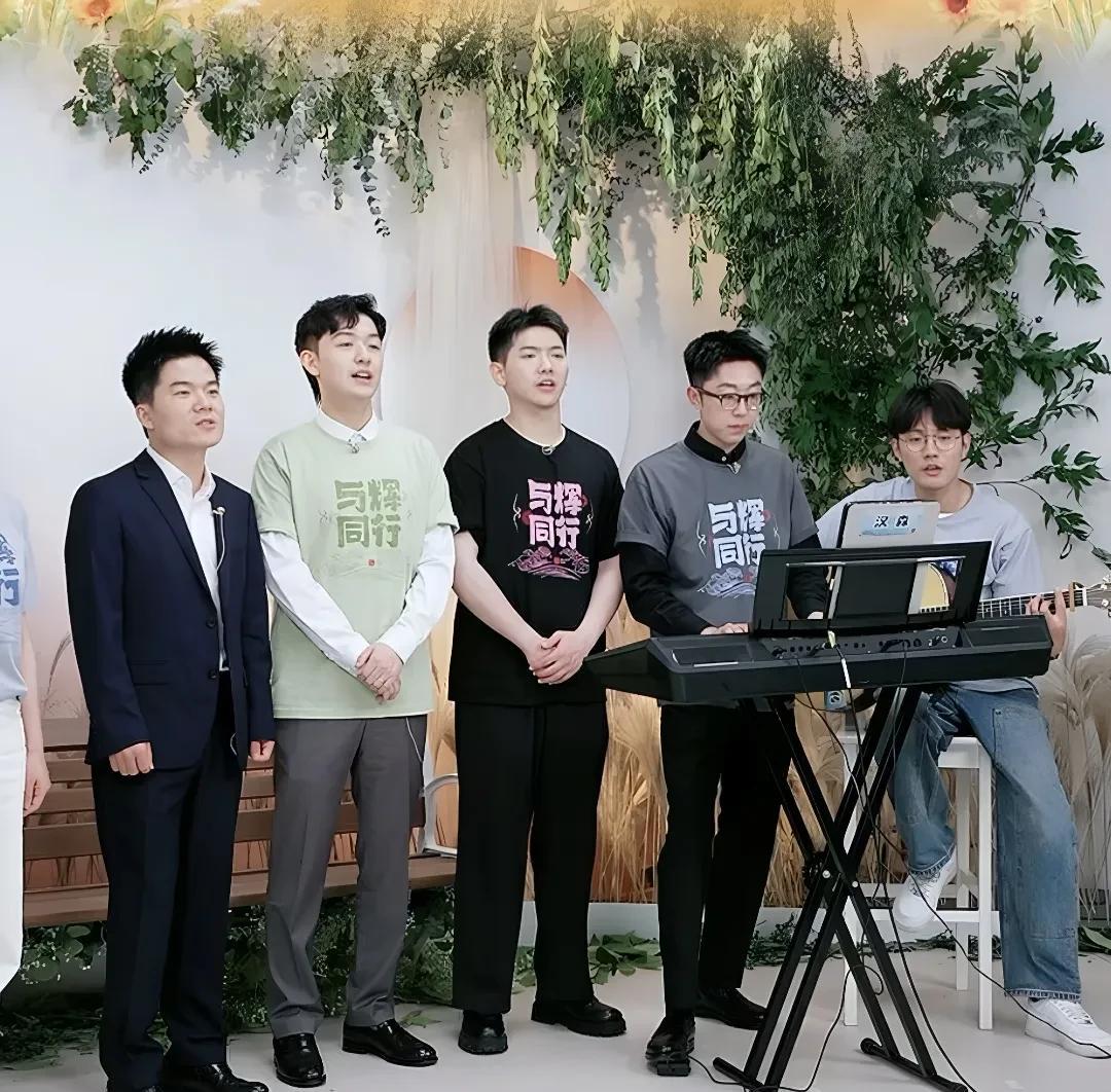 高考成绩出来了
很多粉丝朋友在评论区晒孩子成绩
报考纠结可参考九位主播的母校[偷