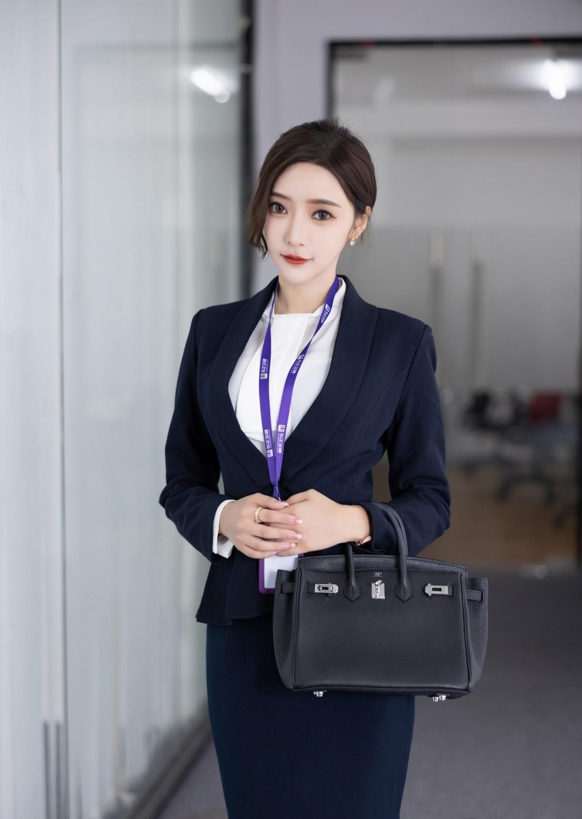 西装套裙的搭配，让你尽显十足女人味，又充满职业感