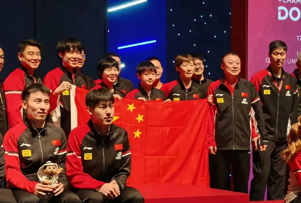 从这张图看出我王励勤的格局，莎莎居中，两枚金牌加身，是队伍里的开心果。



照