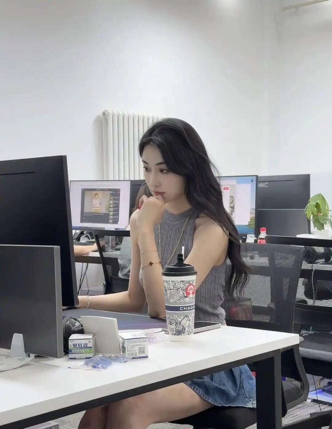 一个办公司的同事。我是来打工，人家是来体验生活