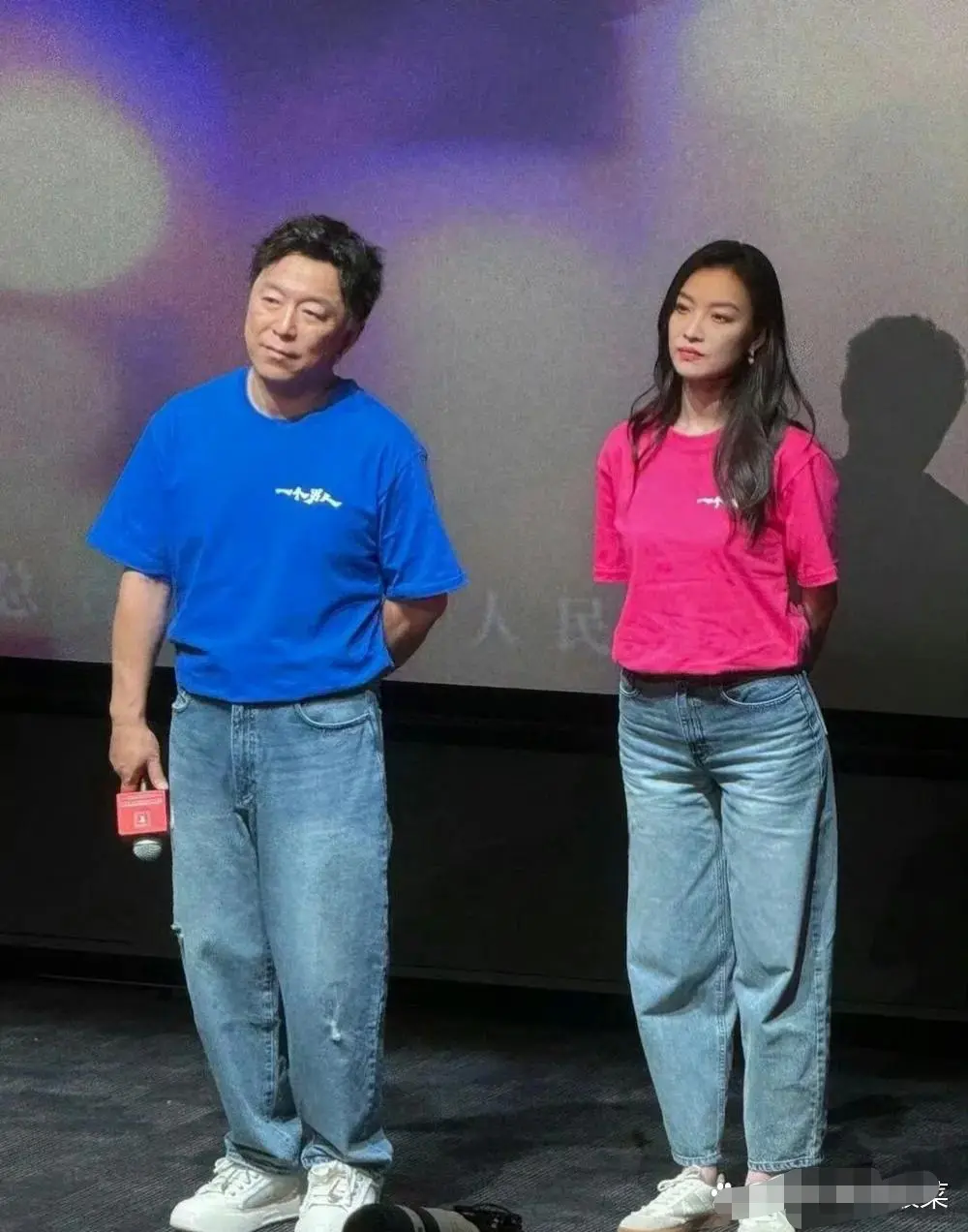 倪妮这是骨盆前倾吗？ 她肯定是为了配合黄渤，才选的这条牛仔裤