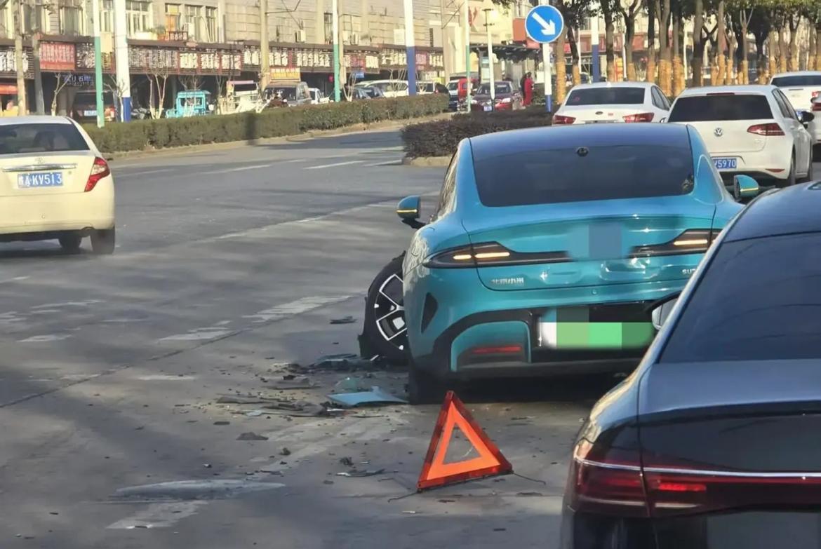 知道为什么新能源车断轴的事情那么多吗？
车太沉了！
电车因为有大电池，比油车重很