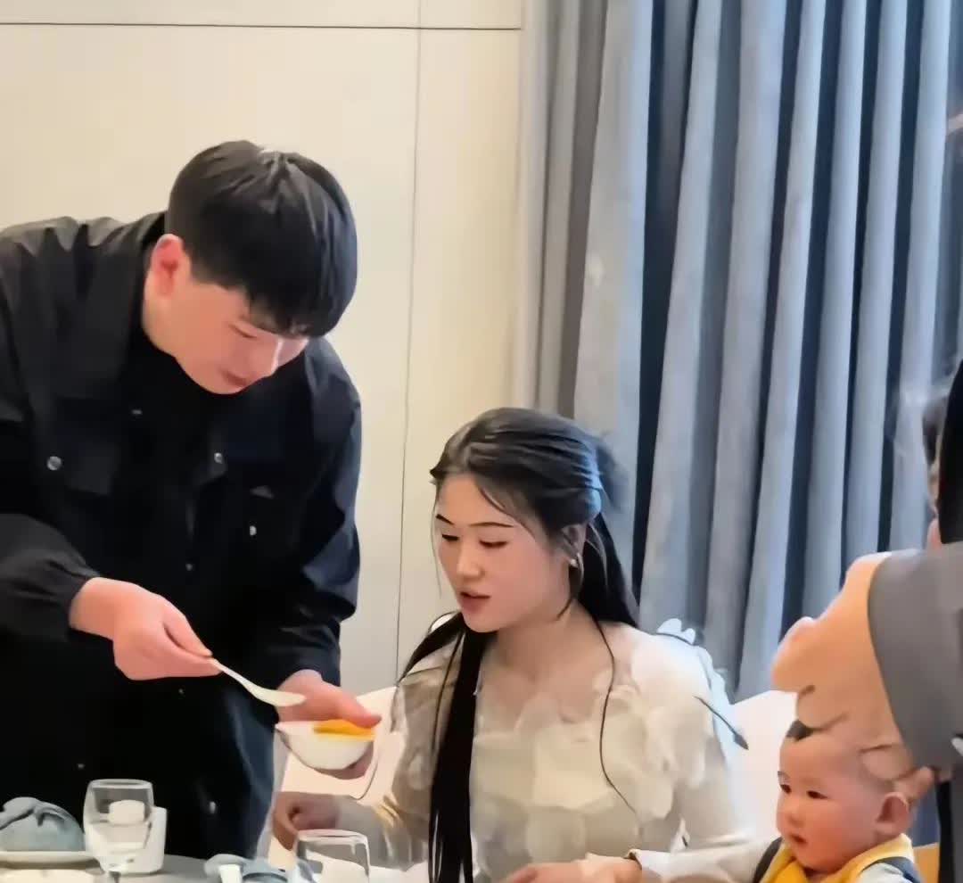 陈亚楠错把大衣哥的流量当成自己的能力，网友们错把朱小伟的老实看成了傻。三喜很看好