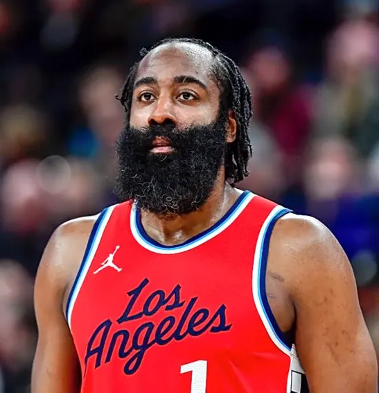 NBA常规赛快船主场对阵老鹰的比赛已经结束。全场战罢，快船以102-105不敌老