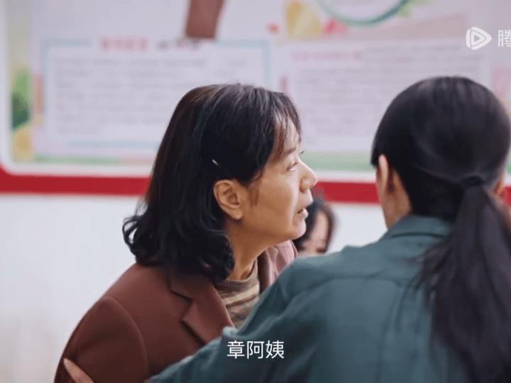 《利剑玫瑰》邓妍得知章阿姨得了阿尔兹海默症匆忙赶来
等她再见到章阿姨时，章阿姨正