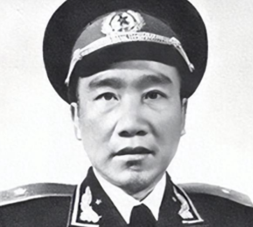 1934年，湖南茶洞镇，一个老乡把整日乞讨的跛脚乞丐拉到墙角，悄悄告知跛子:“快