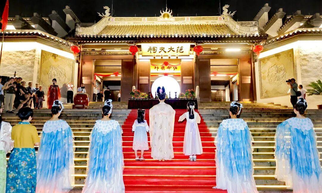 #今日所见所闻#10月6日晚，越王城文化广场范大夫祠前，一场庄重典雅的拜月大典带