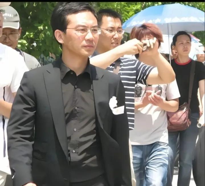 2009年，央视主持人郎永淳，参加罗京的葬礼时的一幕，眉头紧锁面对昔日好同事的离